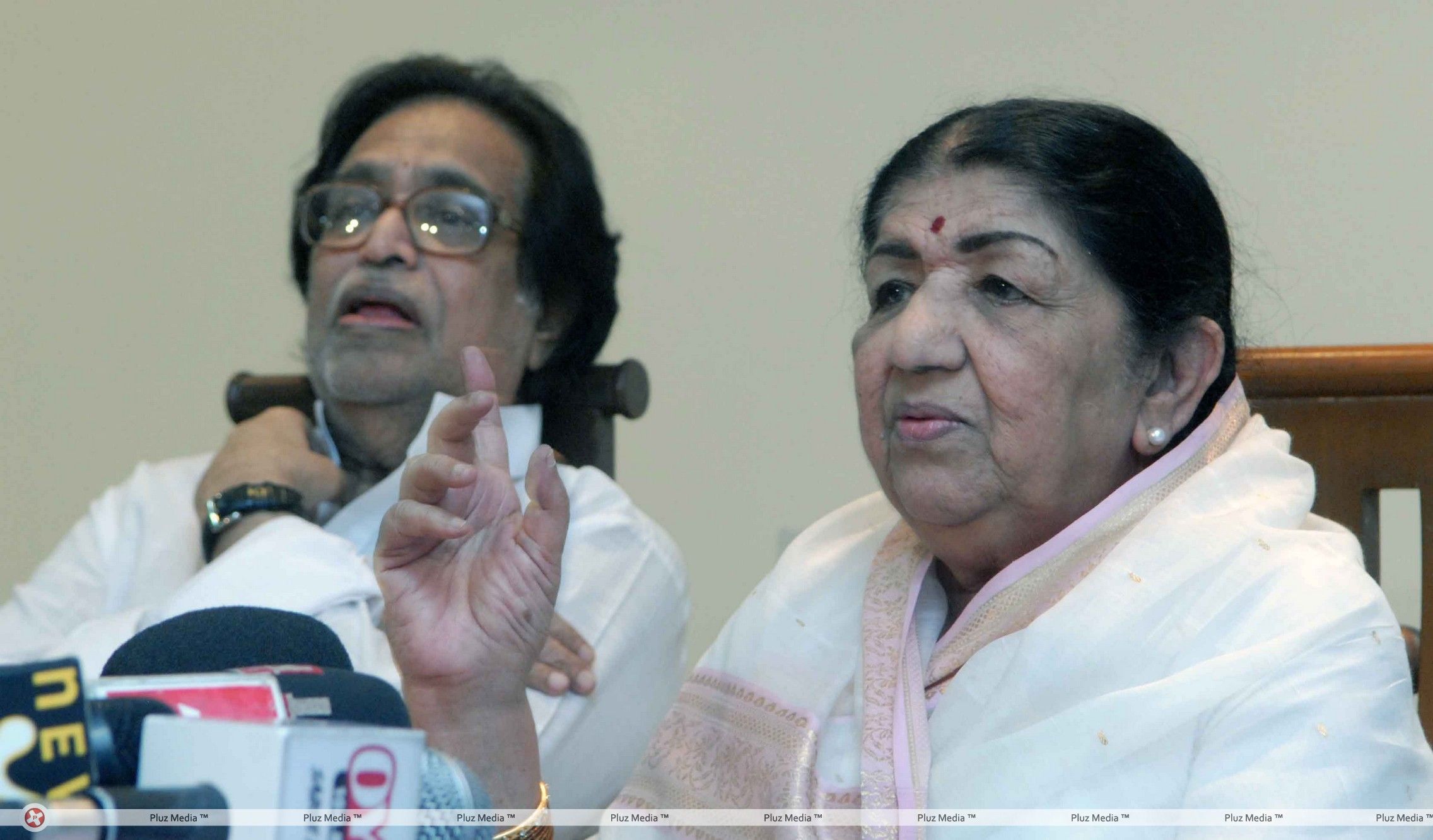 Lata Mangeshkar family in press conference - Photos | Picture 188484