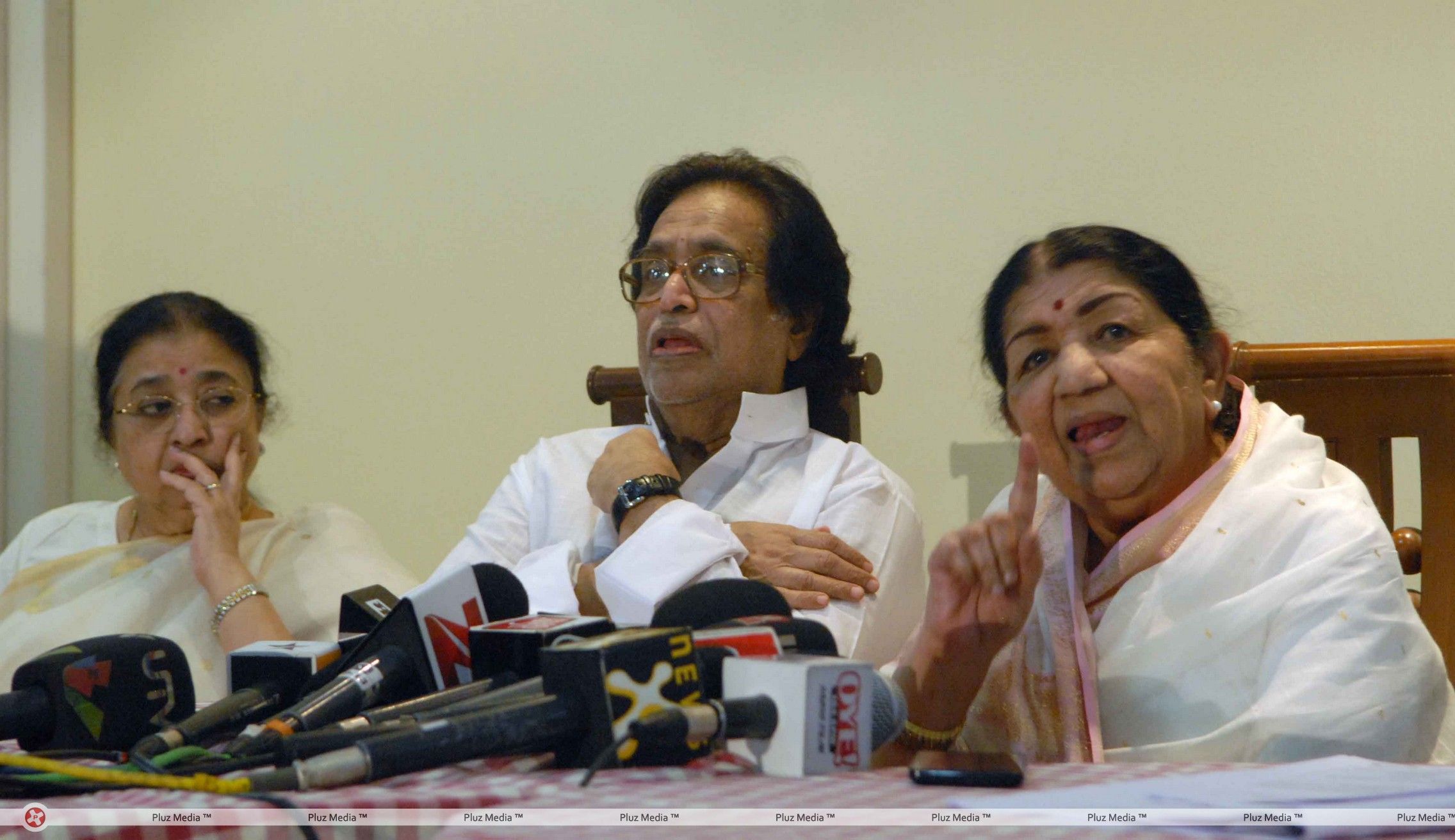 Lata Mangeshkar family in press conference - Photos | Picture 188485