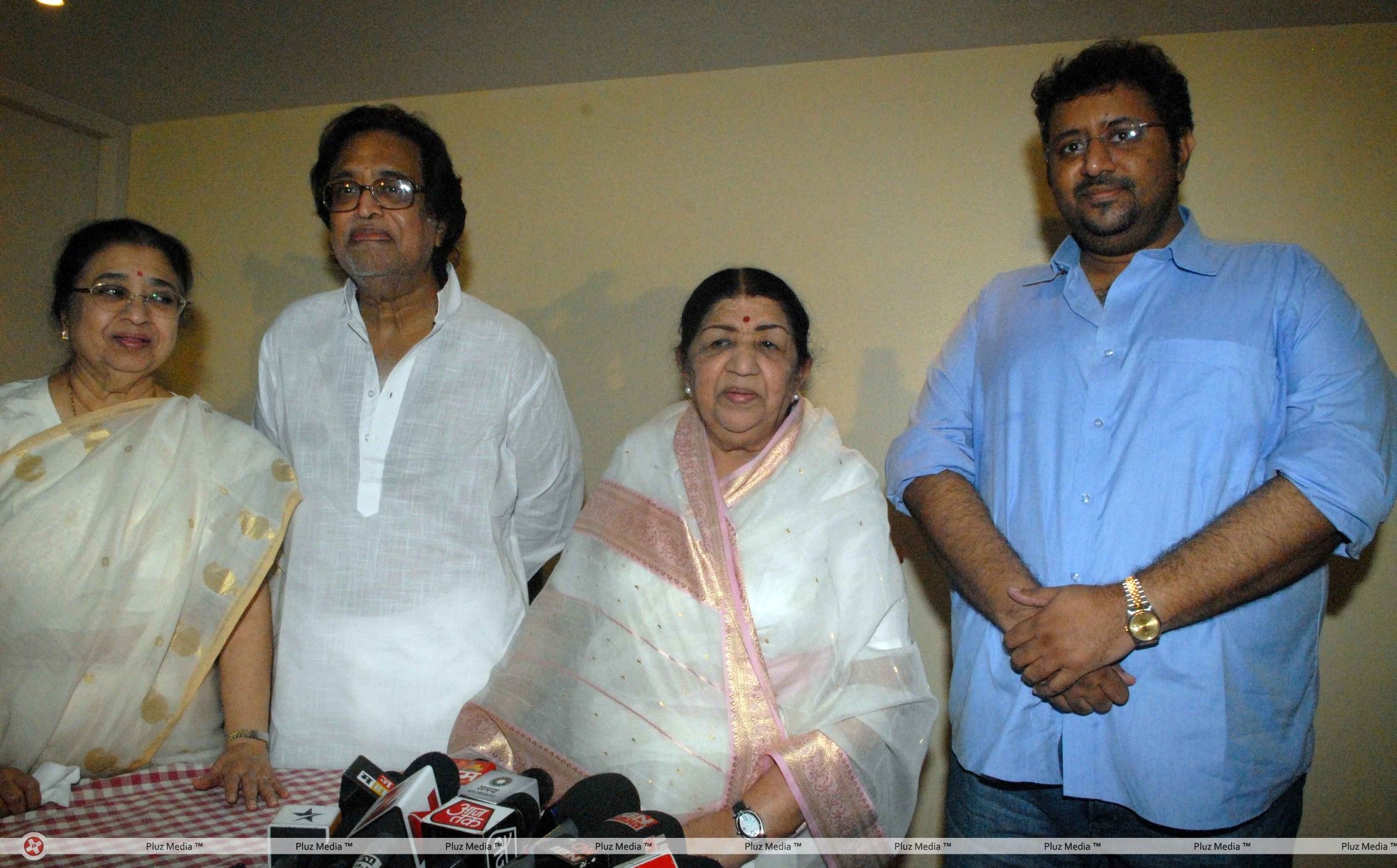 Lata Mangeshkar family in press conference - Photos | Picture 188486