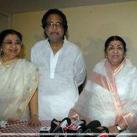 Lata Mangeshkar family in press conference - Photos | Picture 188481