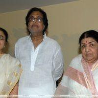 Lata Mangeshkar family in press conference - Photos | Picture 188482