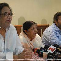 Lata Mangeshkar family in press conference - Photos | Picture 188483