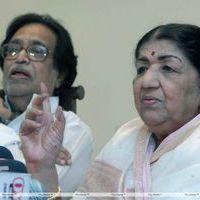 Lata Mangeshkar family in press conference - Photos | Picture 188484