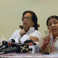 Lata Mangeshkar family in press conference - Photos | Picture 188485