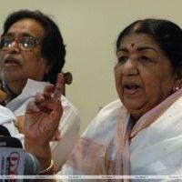 Lata Mangeshkar family in press conference - Photos