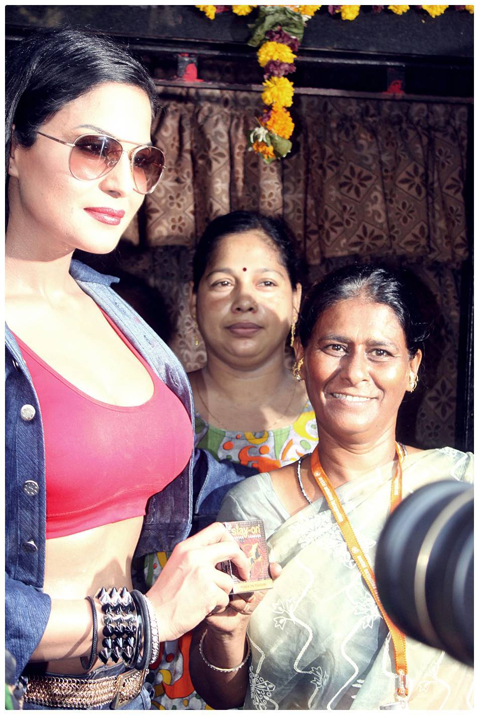 Veena Malik and Rajan Verma Promotes their Movie Ziindagi 50-50 in Kamathipura Photos | Picture 463373