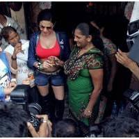 Veena Malik and Rajan Verma Promotes their Movie Ziindagi 50-50 in Kamathipura Photos | Picture 463364
