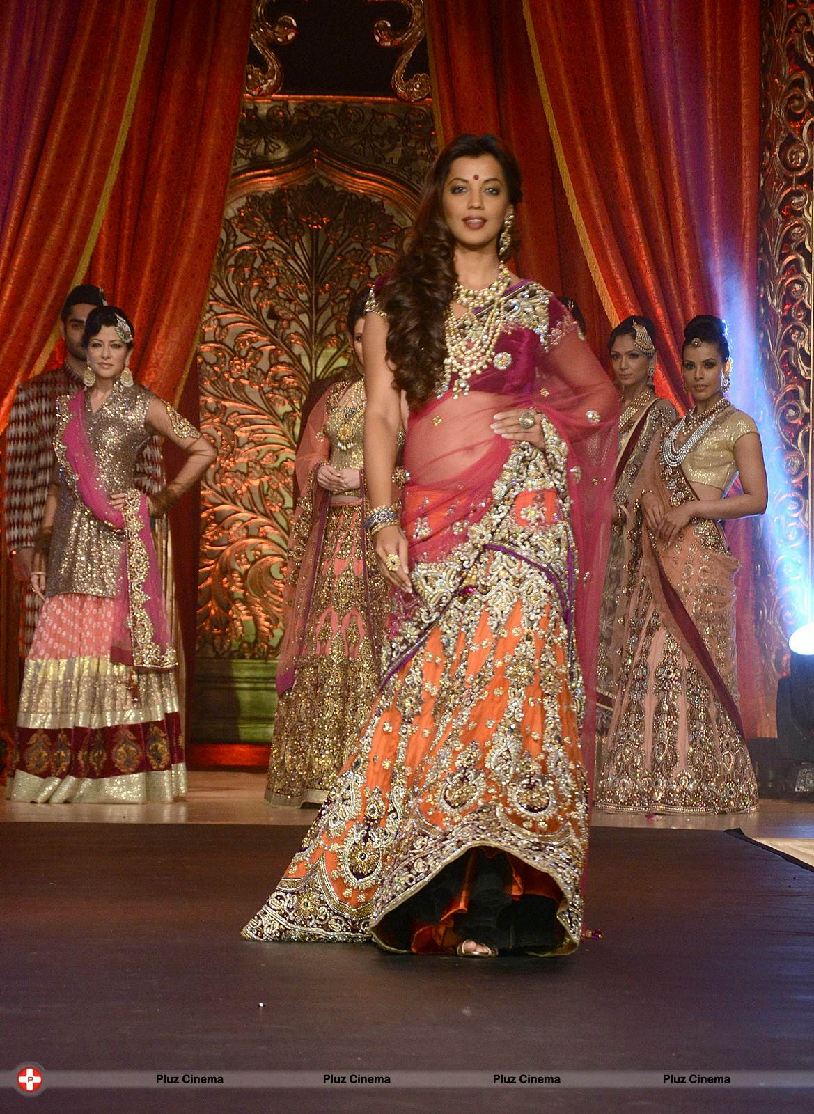 Mugdha Godse - Vikram Phadnis fashion show on wedding designs Photos | Picture 560517