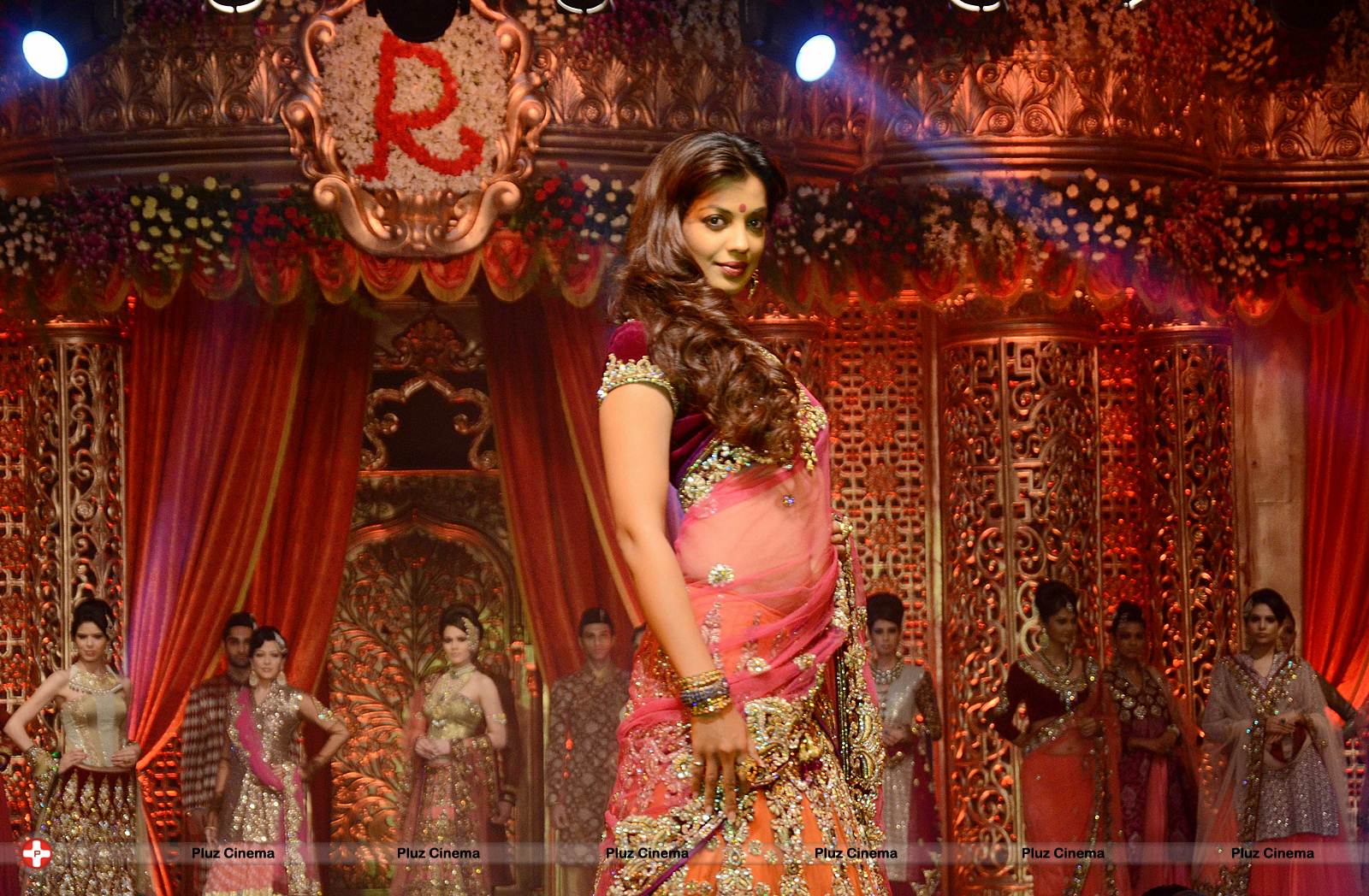 Mugdha Godse - Vikram Phadnis fashion show on wedding designs Photos | Picture 560528
