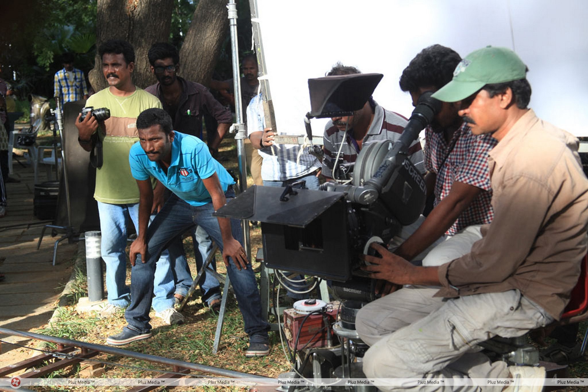 Aadhalal Kadhal Seiveer Movie Working Stills | Picture 311011
