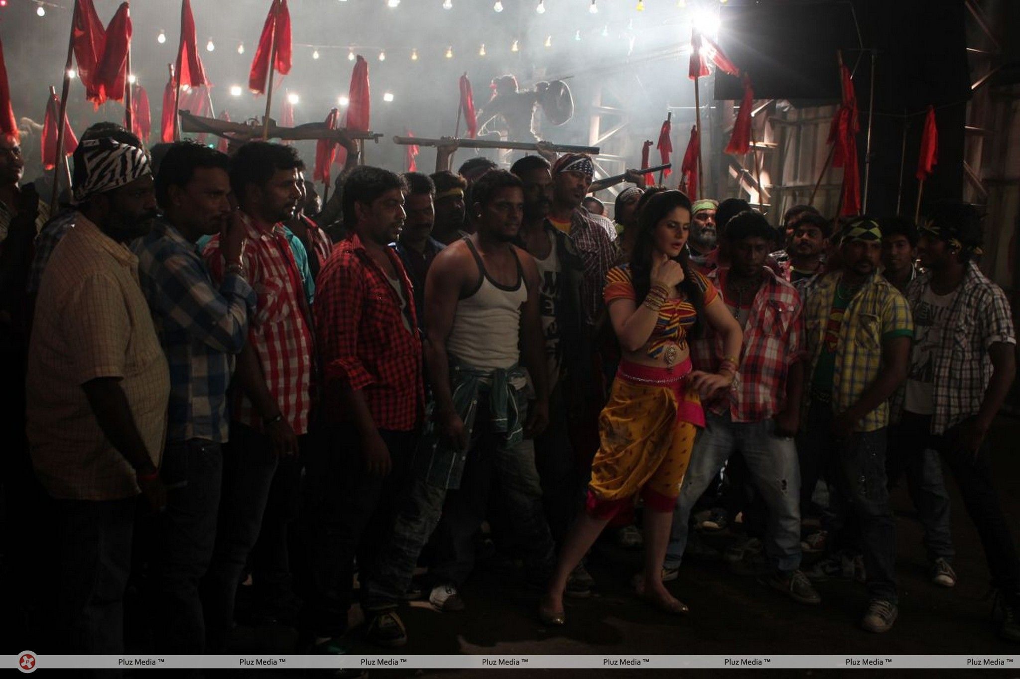 Zarine Khan Hot  at Naan Rajavaga Pogiren Movie  Shooting Spot Stills | Picture 285295