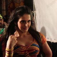 Zareen Khan - Zarine Khan Hot  at Naan Rajavaga Pogiren Movie  Shooting Spot Stills | Picture 285205