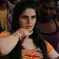 Zarine Khan Hot  at Naan Rajavaga Pogiren Movie  Shooting Spot Stills | Picture 285244