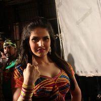Zareen Khan - Zarine Khan Hot  at Naan Rajavaga Pogiren Movie  Shooting Spot Stills | Picture 285306