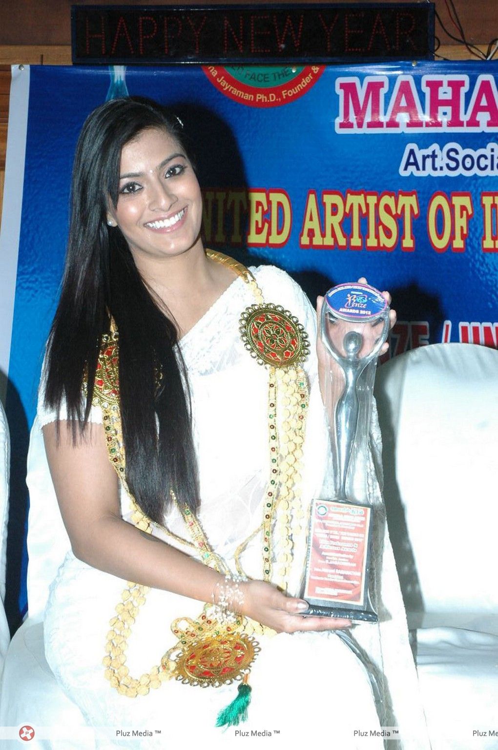 Varalaxmi Sarathkumar - Benze Vaccations Club Awards 2013 Stills | Picture 354464