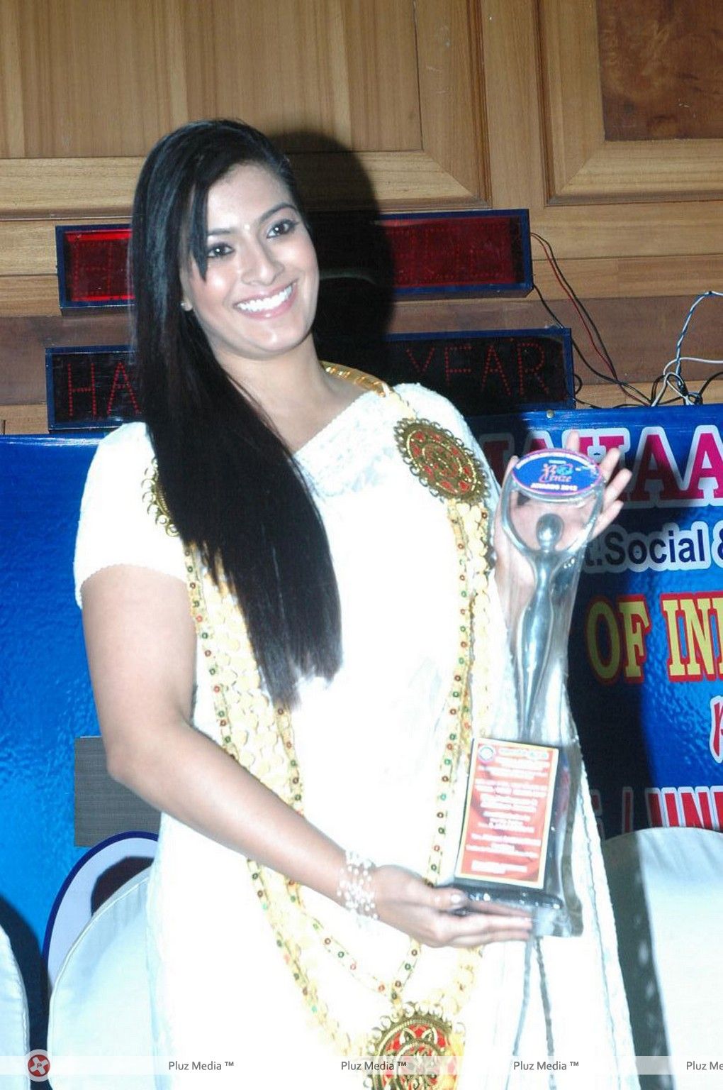 Varalaxmi Sarathkumar - Benze Vaccations Club Awards 2013 Stills | Picture 354493