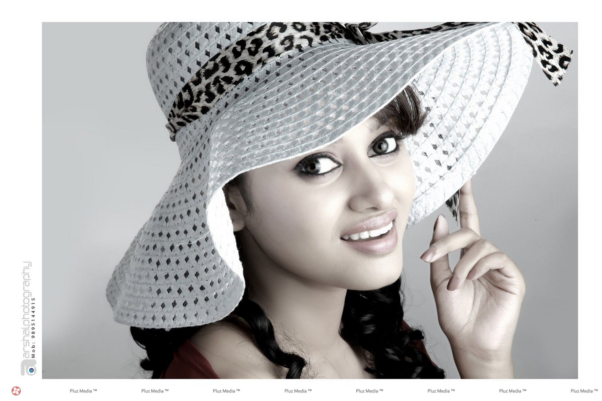 Actress Oviya Latest Hot  Stills | Picture 360713