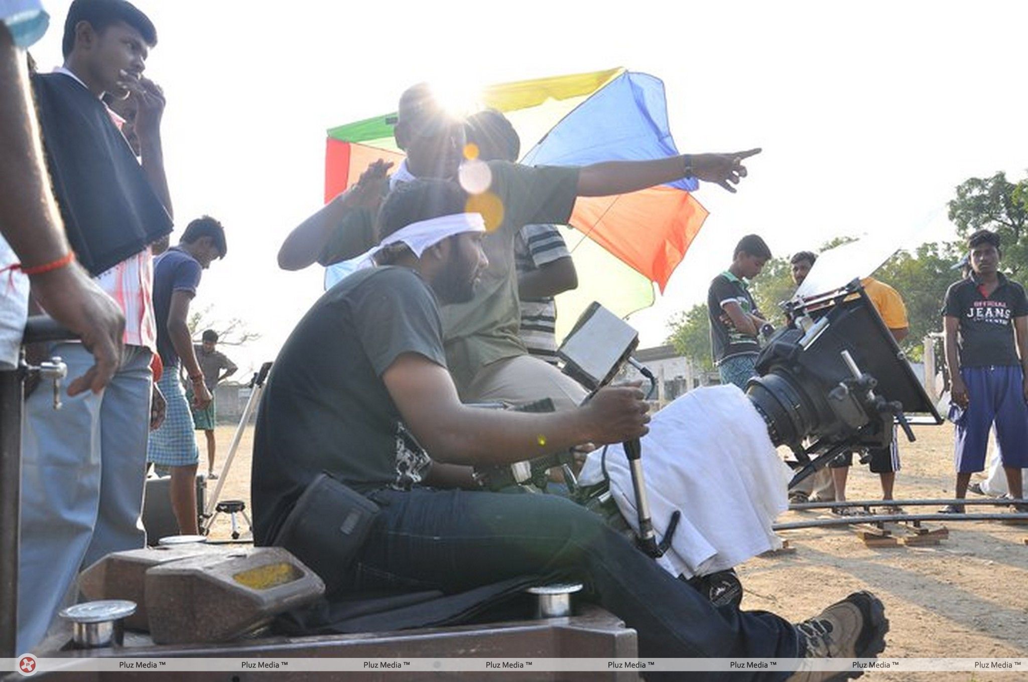 A. V. Vasanth Praises  Director Bala At Kalla Thuppaki Shooting Spot Stills | Picture 368024