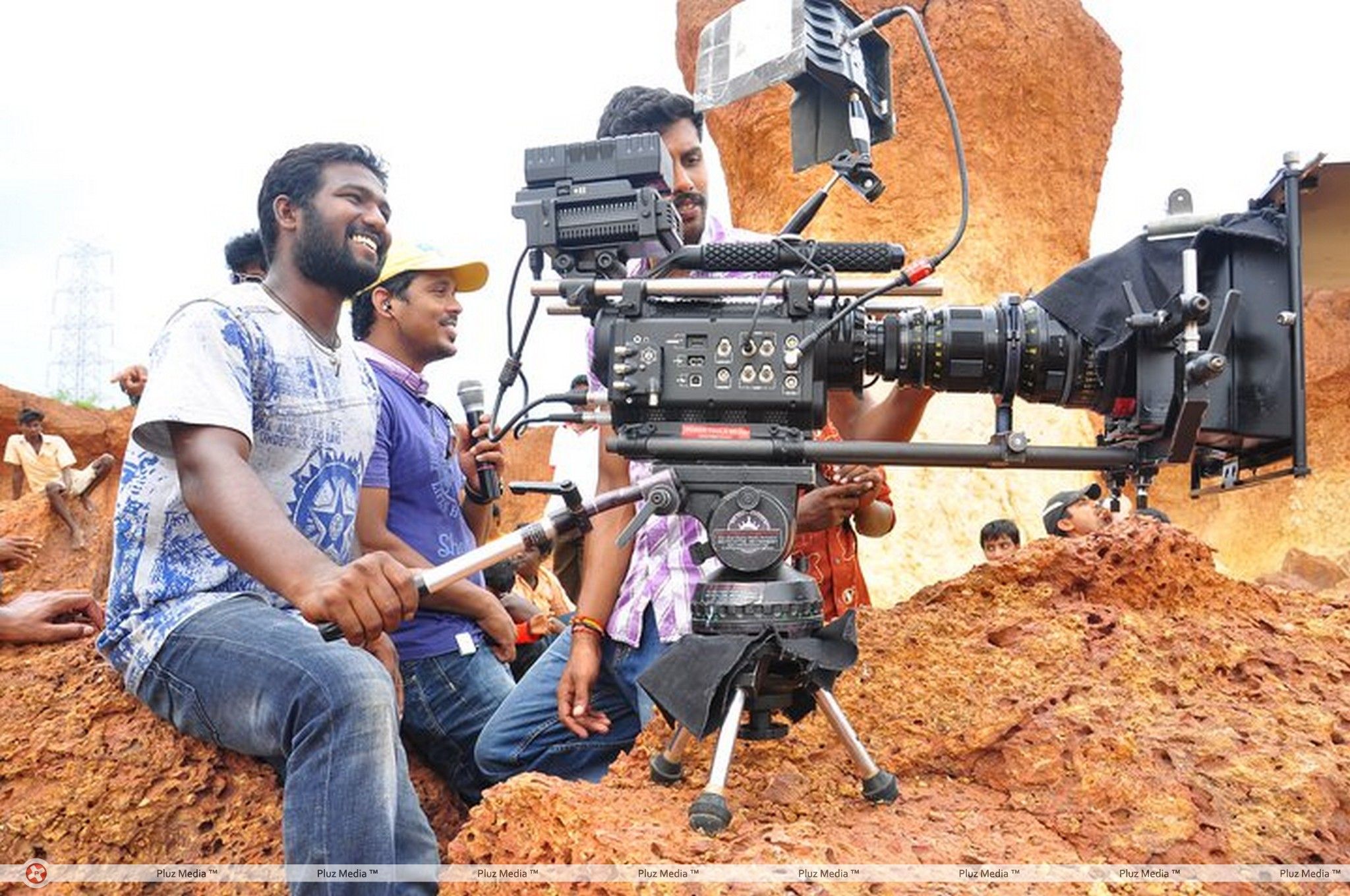 A. V. Vasanth Praises  Director Bala At Kalla Thuppaki Shooting Spot Stills | Picture 368027