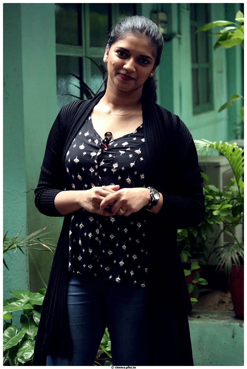 Vasundhara Kashyap - Sonna Puriyathu Movie Team Interview Photos | Picture 515894