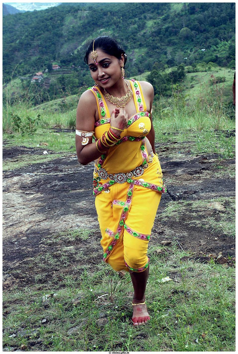 Sija Rose - Madhavanum Malarvizhiyum Movie Stills | Picture 475120