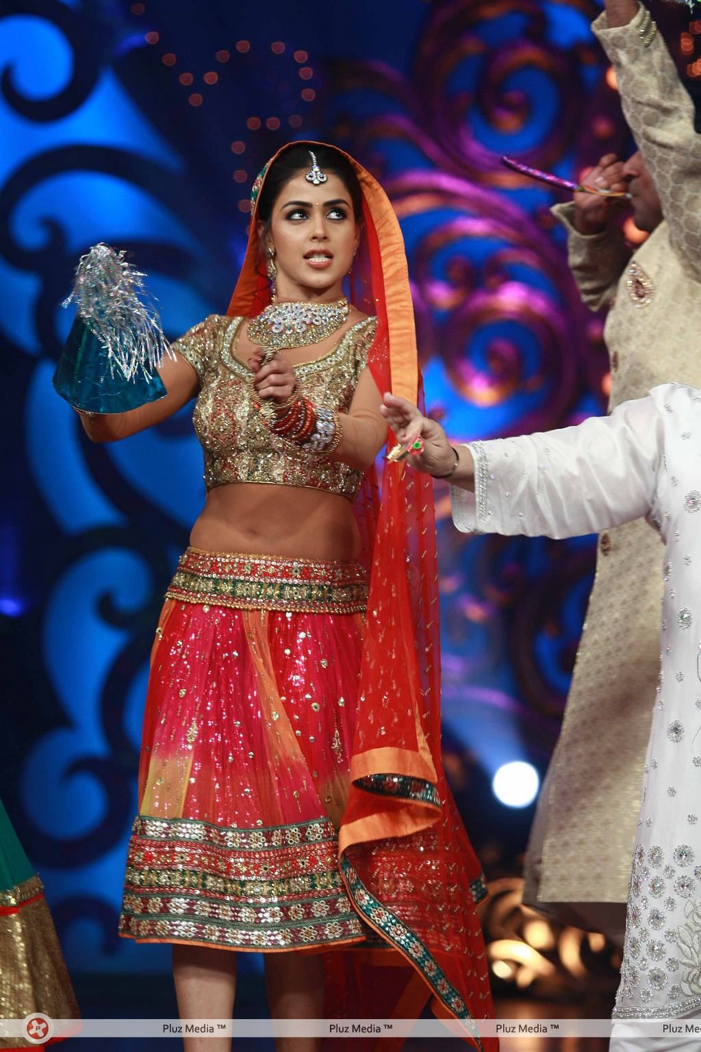 Genelia D'Souza & Malaika Arora on shooting sets of Nachle Ve - Pictures | Picture 140728