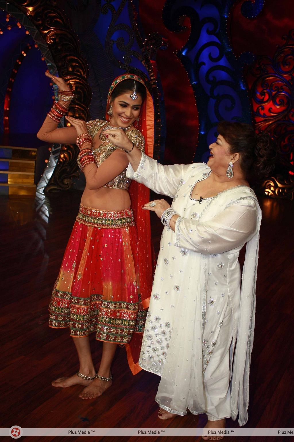 Genelia D'Souza & Malaika Arora on shooting sets of Nachle Ve - Pictures | Picture 140730