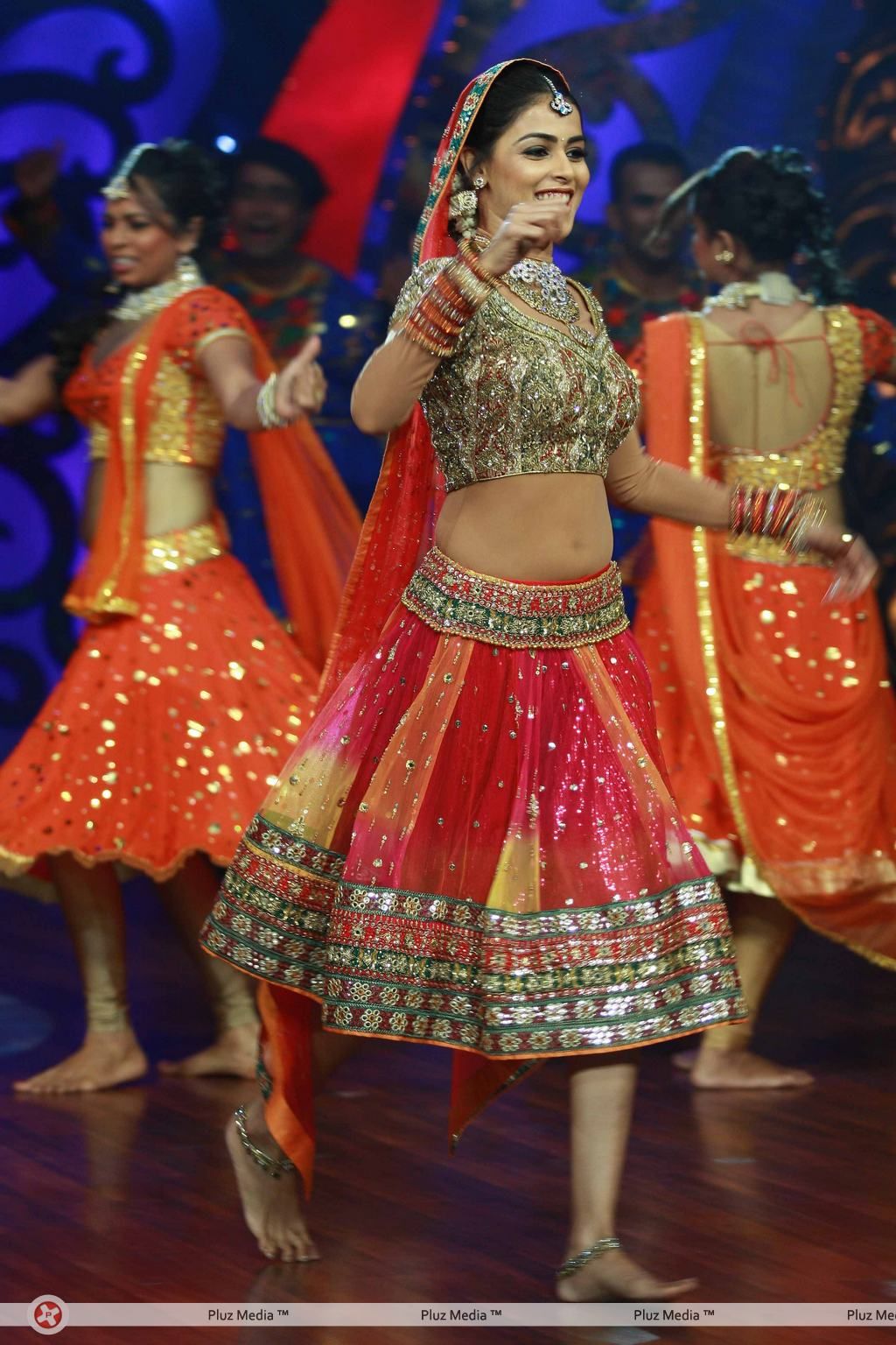 Genelia D'Souza & Malaika Arora on shooting sets of Nachle Ve - Pictures | Picture 140736