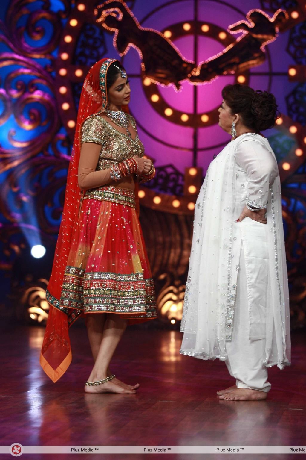 Genelia D'Souza & Malaika Arora on shooting sets of Nachle Ve - Pictures | Picture 140737