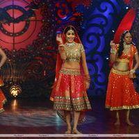 Genelia D'Souza & Malaika Arora on shooting sets of Nachle Ve - Pictures | Picture 140740