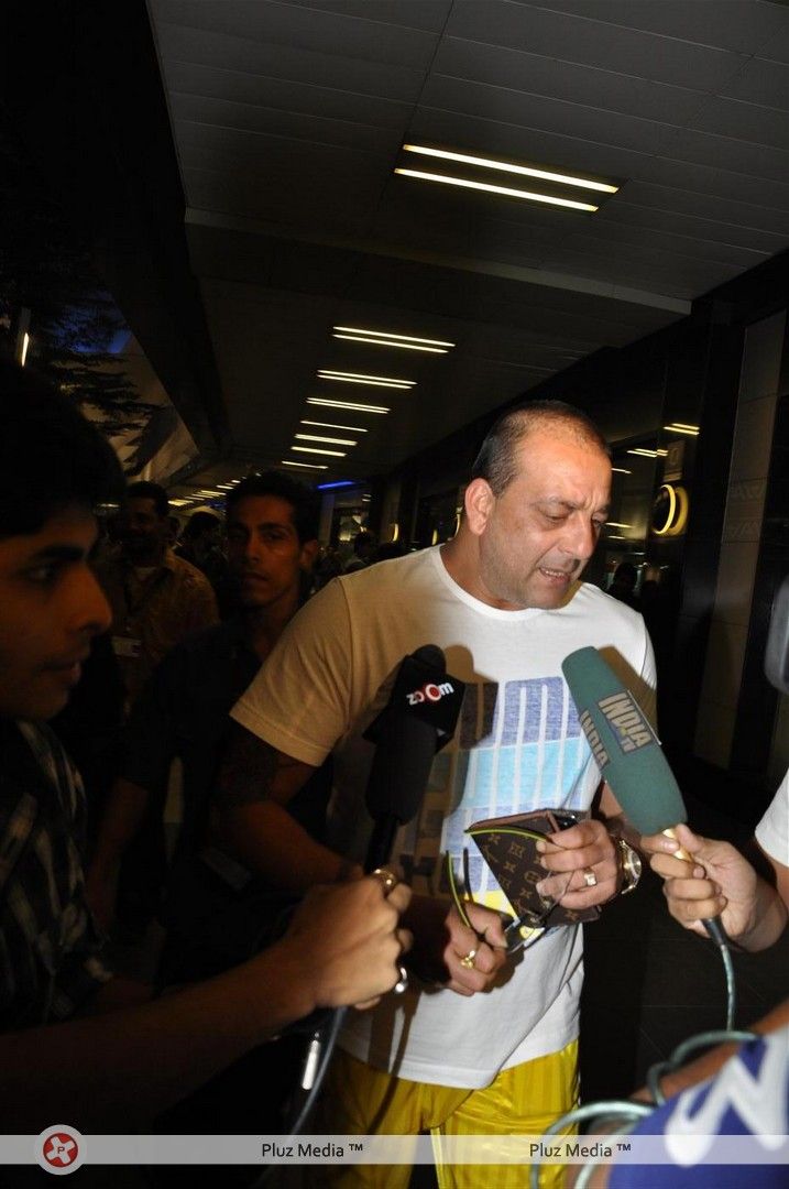 Sanjay Dutt - Sanjay Dutt with wife & twin kids snapped at Mumbai International Airport - Pictures | Picture 144162