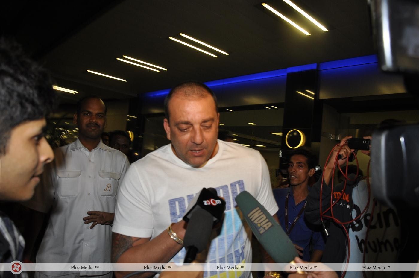 Sanjay Dutt - Sanjay Dutt with wife & twin kids snapped at Mumbai International Airport - Pictures | Picture 144166