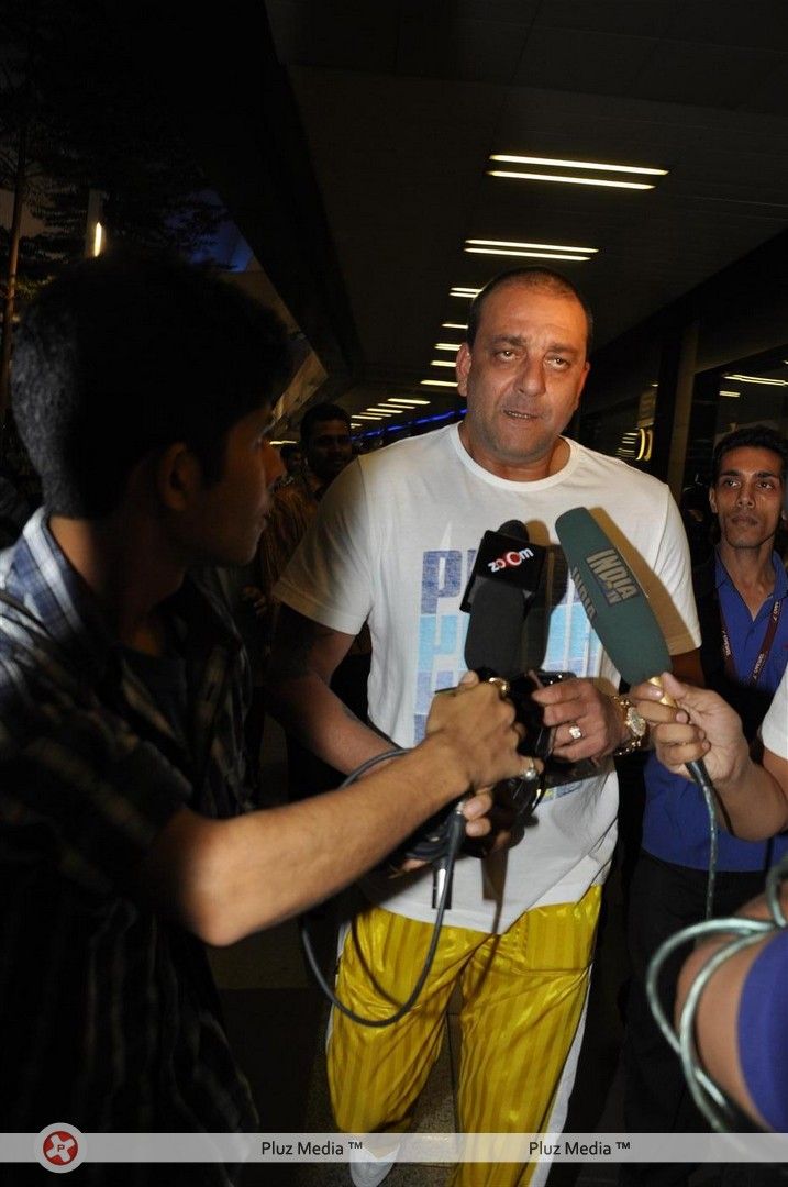 Sanjay Dutt with wife & twin kids snapped at Mumbai International Airport - Pictures | Picture 144167
