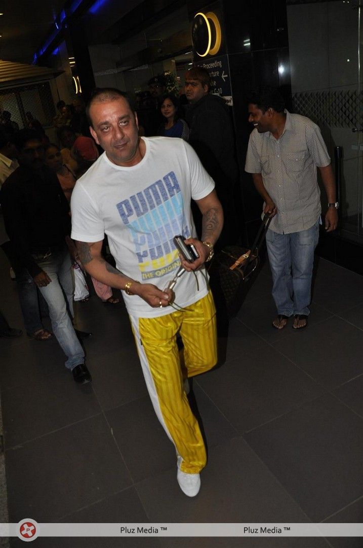 Sanjay Dutt - Sanjay Dutt with wife & twin kids snapped at Mumbai International Airport - Pictures | Picture 144169