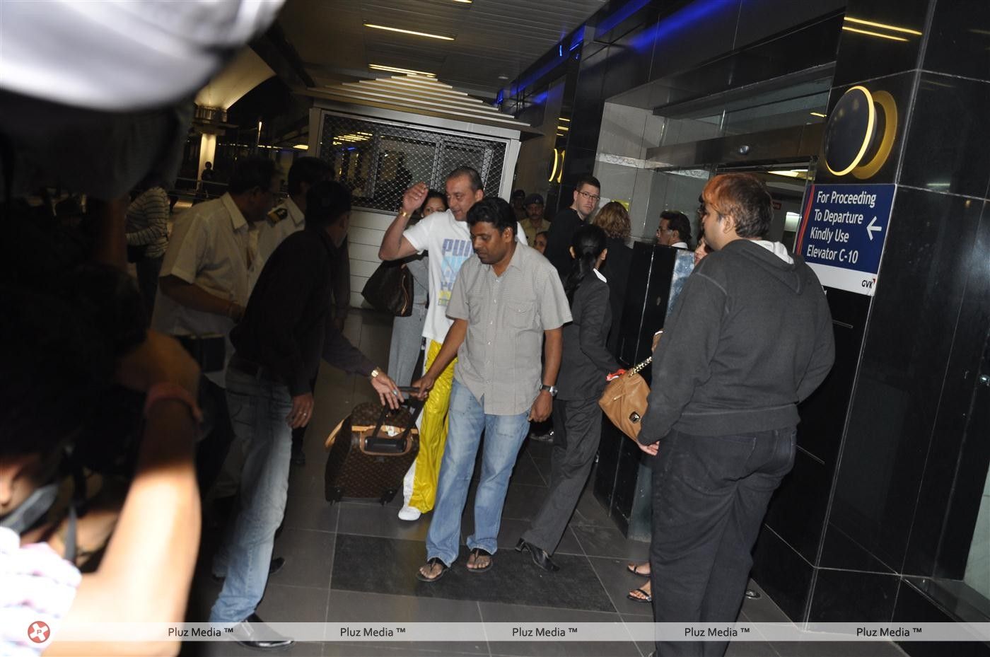 Sanjay Dutt with wife & twin kids snapped at Mumbai International Airport - Pictures | Picture 144171