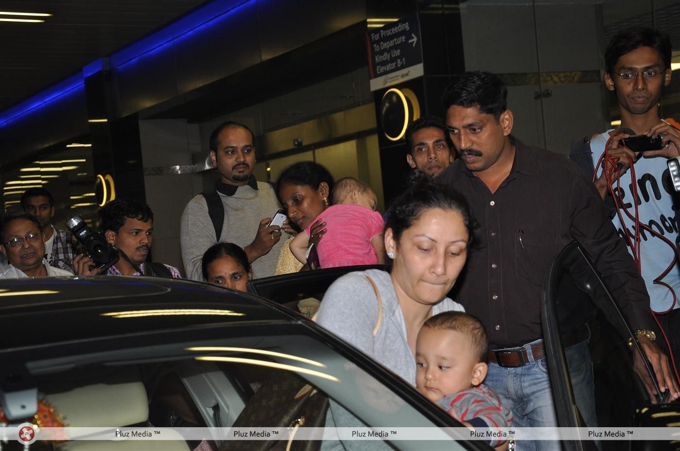 Sanjay Dutt with wife & twin kids snapped at Mumbai International Airport - Pictures | Picture 144173