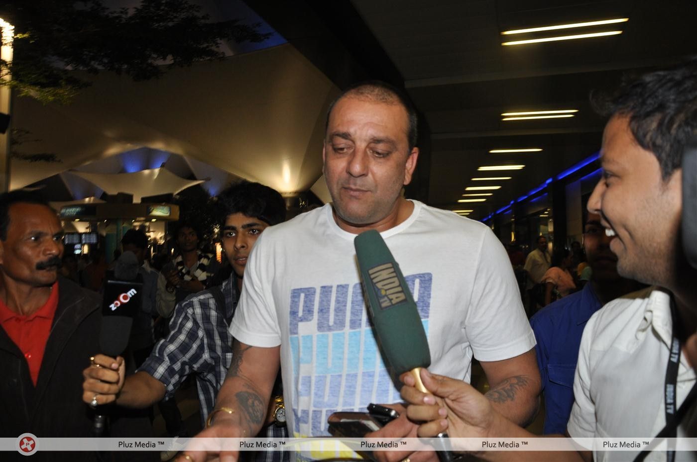 Sanjay Dutt - Sanjay Dutt with wife & twin kids snapped at Mumbai International Airport - Pictures | Picture 144175