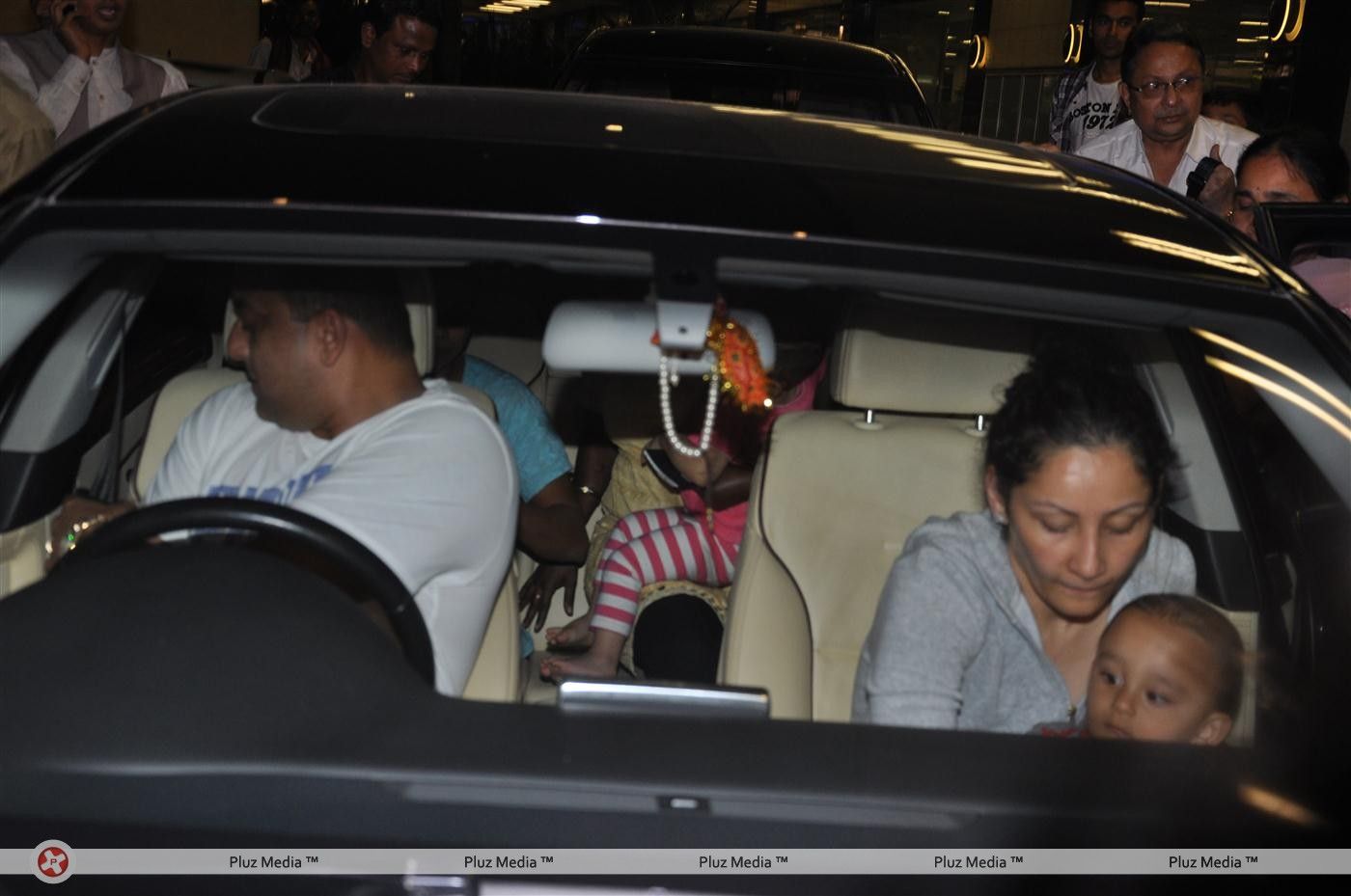 Sanjay Dutt with wife & twin kids snapped at Mumbai International Airport - Pictures | Picture 144176
