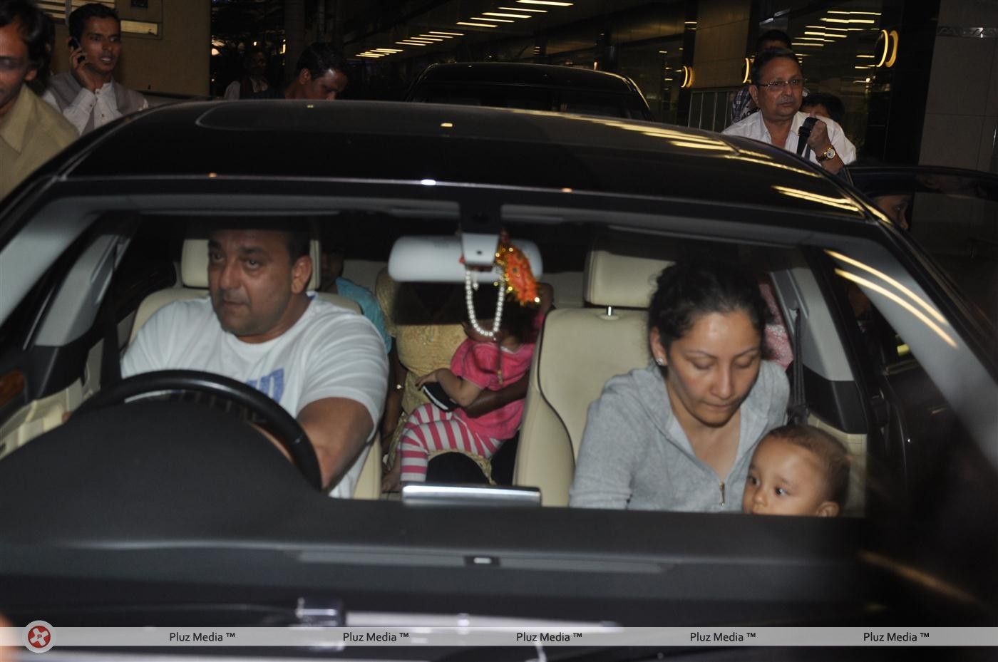 Sanjay Dutt with wife & twin kids snapped at Mumbai International Airport - Pictures | Picture 144177