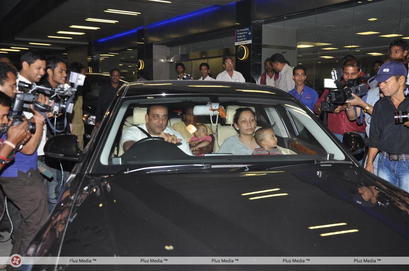 Sanjay Dutt with wife & twin kids snapped at Mumbai International Airport - Pictures | Picture 144181