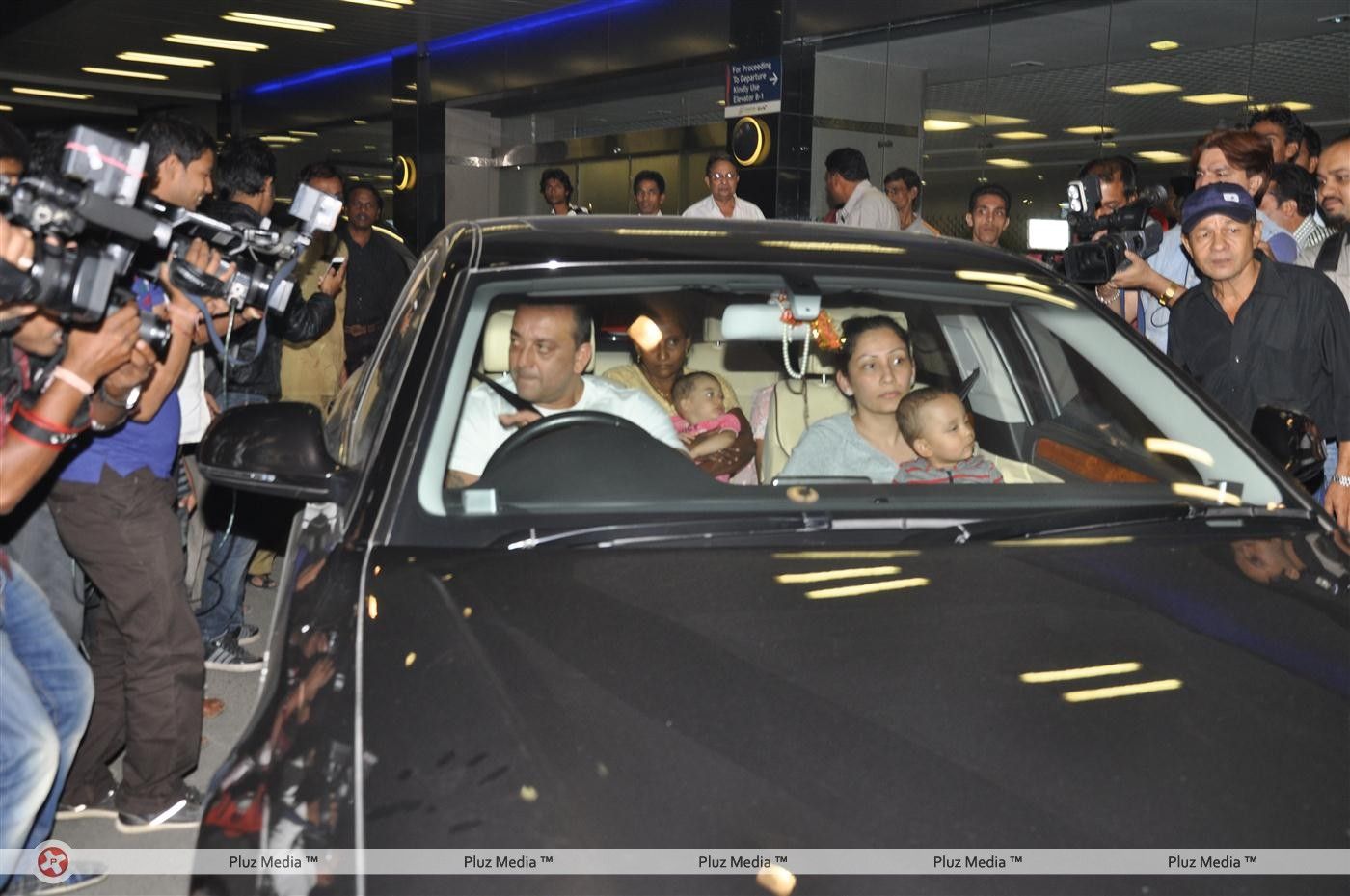 Sanjay Dutt with wife & twin kids snapped at Mumbai International Airport - Pictures | Picture 144184