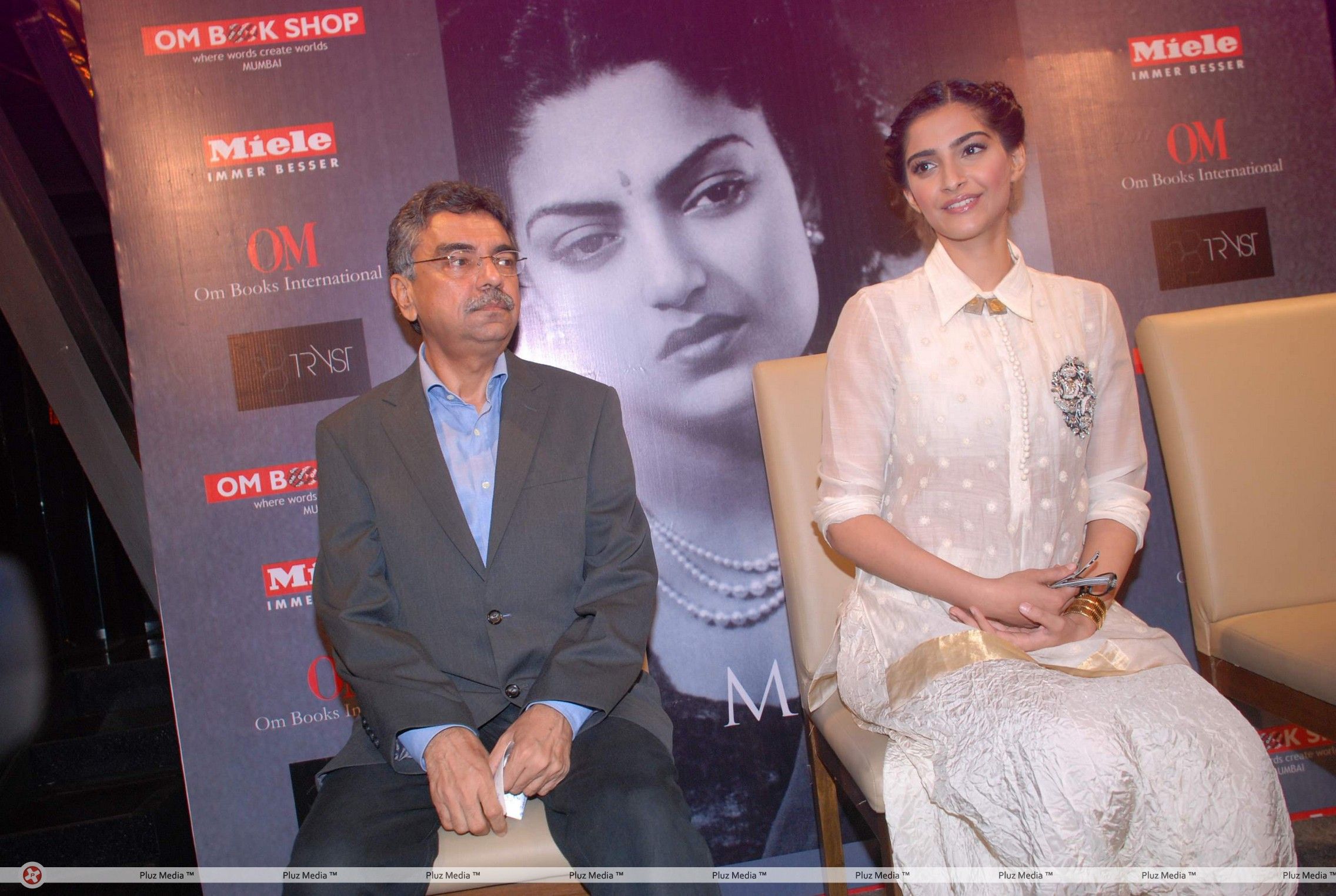 Sonam Kapoor at Khalid Mohammed's book launch - Photos | Picture 185655