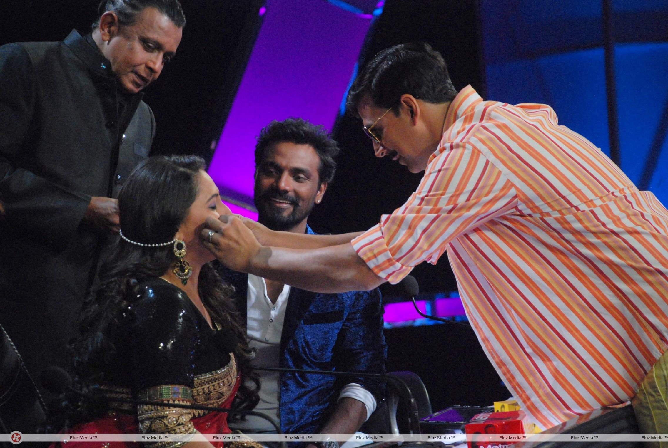 Akshay Kumar on the sets of Dance India Dance - Photos | Picture 186824