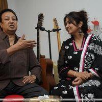 Bhupinder and Mitali Singh at rehersal for 'Aksar' - Photos | Picture 190971