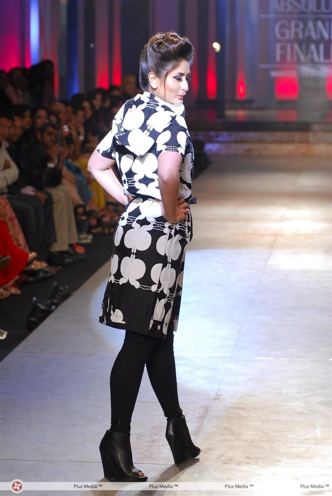Kareena Kapoor Hot Ramp Walk At Lakme Fashion week - Photos | Picture 247794