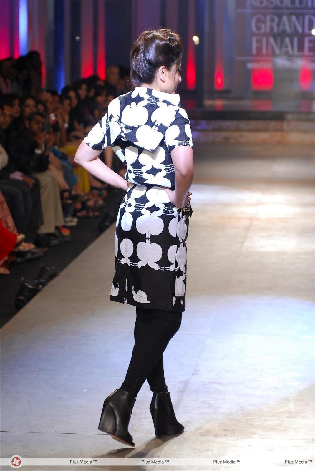 Kareena Kapoor Hot Ramp Walk At Lakme Fashion week - Photos | Picture 247796