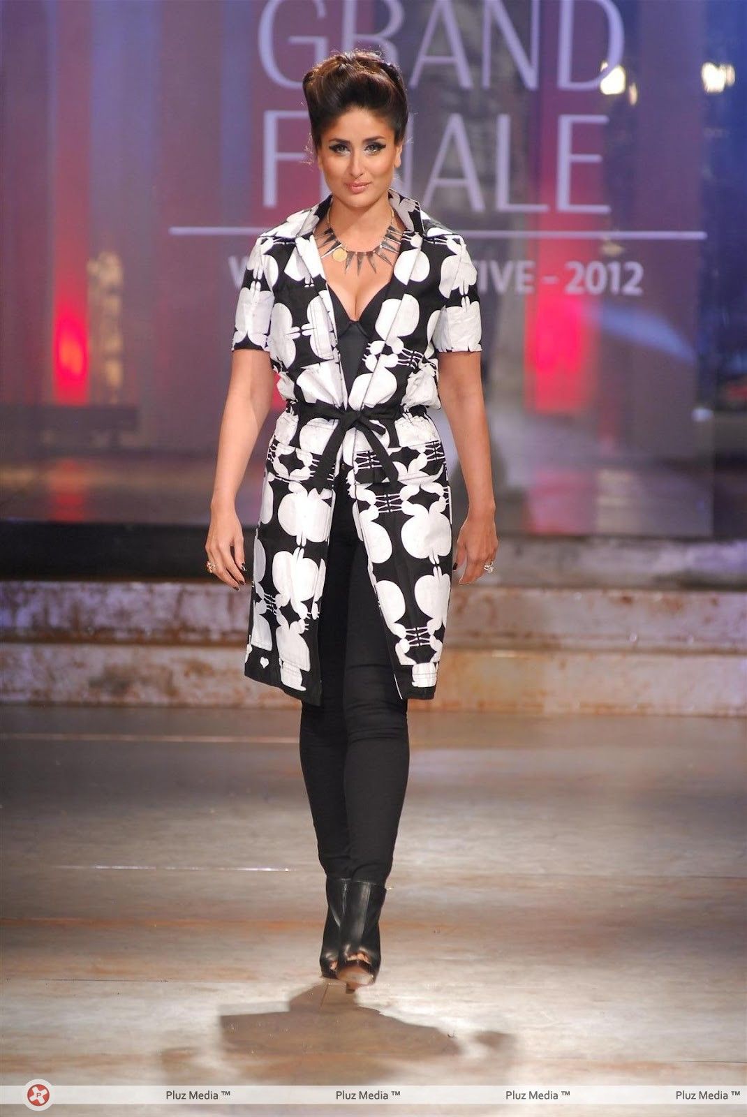Kareena Kapoor Hot Ramp Walk At Lakme Fashion week - Photos | Picture 247797