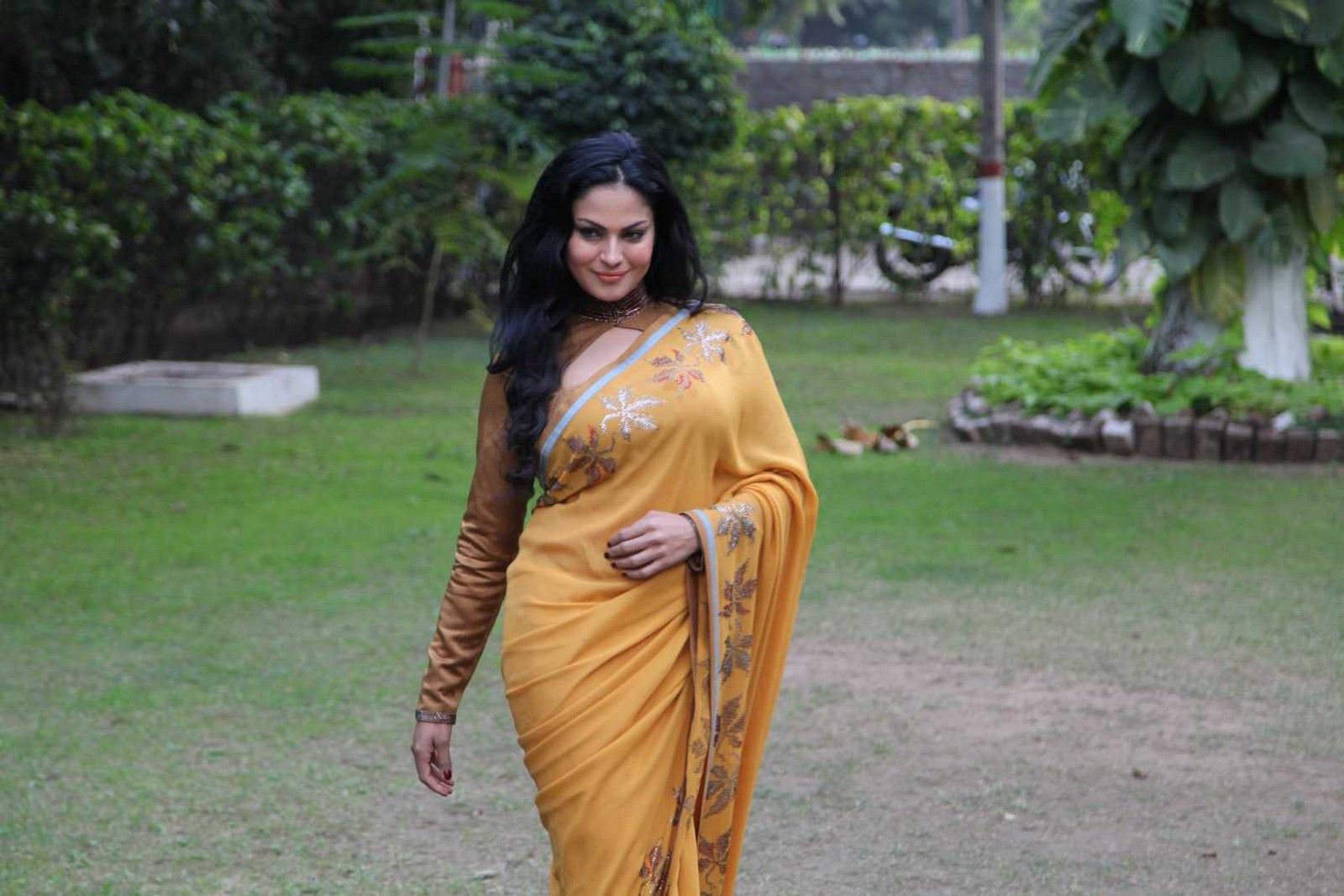 Veena Malik Latest Stills in Saree | Picture 339351