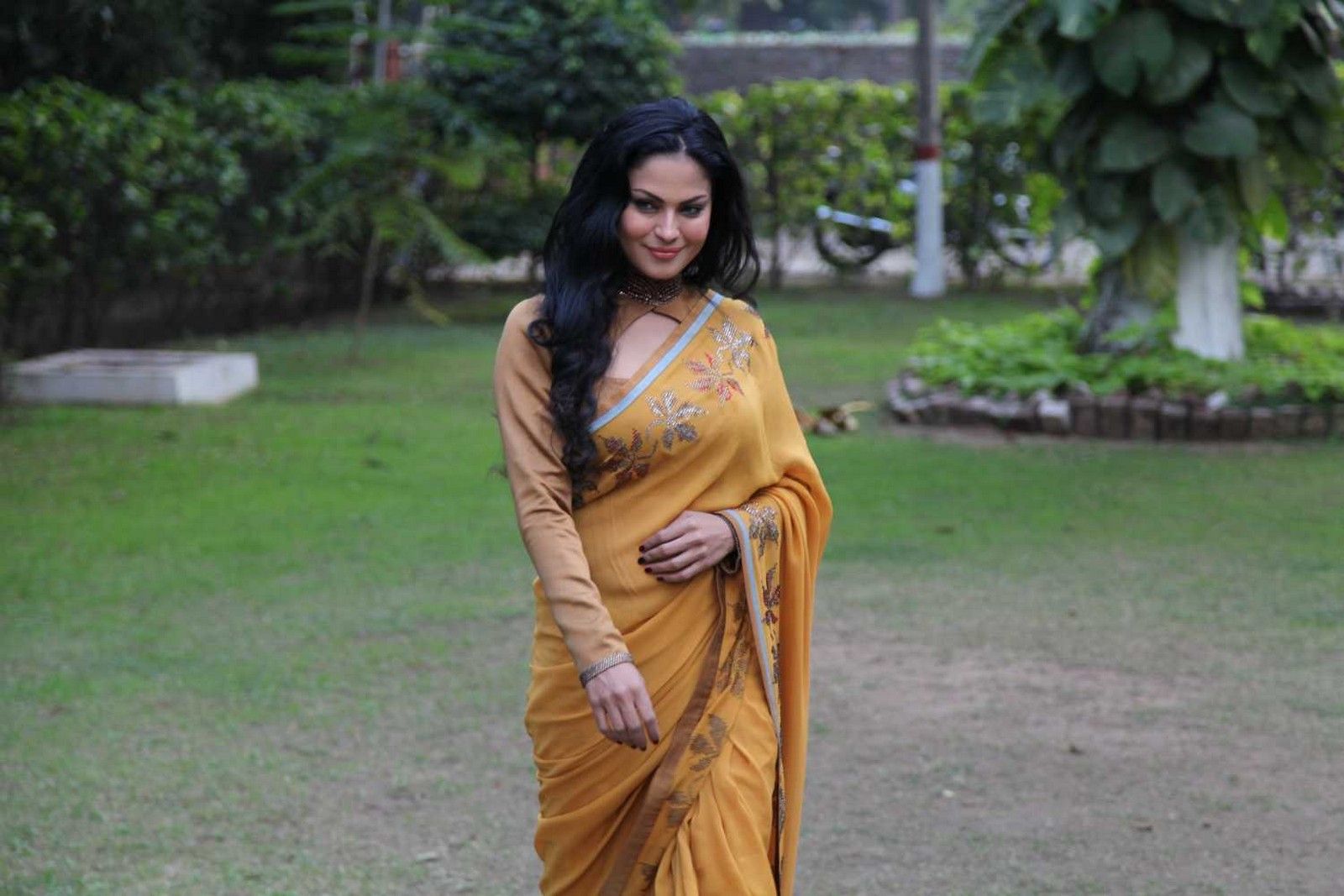 Veena Malik Latest Stills in Saree | Picture 339353