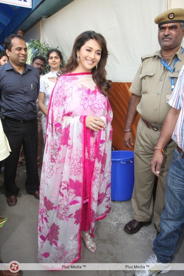 Photos - Madhuri Dixit Nene interacts with Cancer affected children on World Cancer Day | Picture 161837